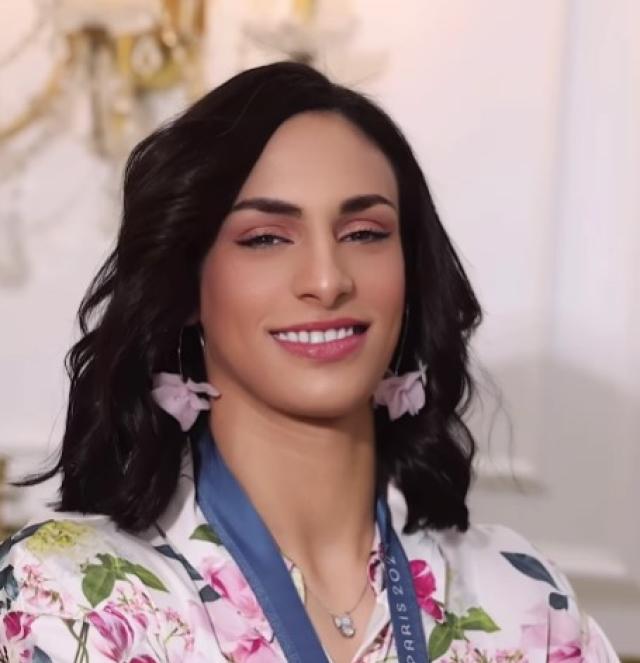 Imane Khelif con makeup rosa, orecchini e capelli lunghi ondulati, nuovo look dopo le polemiche sul suo sesso alle Olimpiadi di Parigi 2024 - VIDEO