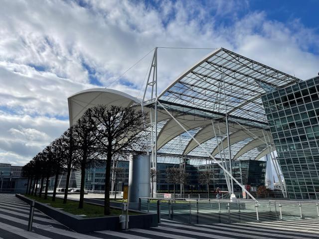 Vola da Monaco a Stoccolma senza biglietto, norvegese elude i controlli stando molto vicino ad un passeggero, arrestato in Svezia