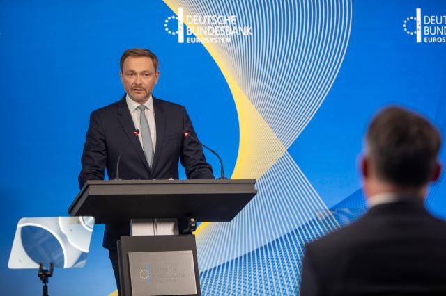 Germania taglia fondi all&rsquo;Ucraina, aiuti da 8 a 4 mld di &euro;, il Ministro delle Finanze Lindner: "No a nuovo debito pubblico"