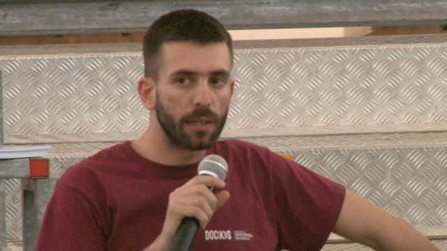 Mattia Tombolini, chi &egrave; il nuovo l'assistente di Ilaria Salis: le foto di spranghe contro la polizia e la condanna per diffamazione