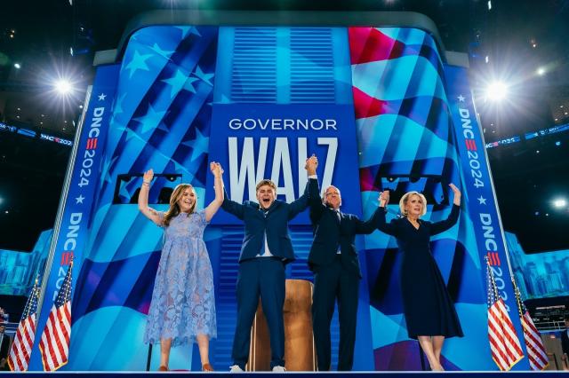 Convention democratica Chicago, Tim Walz accetta la nomination a vice, e Clinton attacca Trump: "&Egrave; un attore"