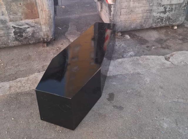 Roma, Tor Bella Monaca, una bara nera sotto casa dell'attivista Tiziana Ronzio, da anni sotto scorta per le minacce dai gruppi criminali della zona