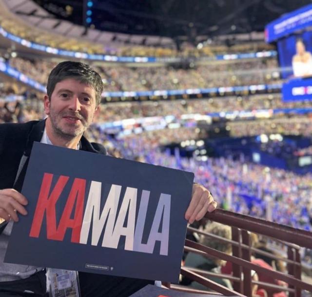 Speranza si &ldquo;imbuca&rdquo; alla convention di Kamala Harris a Chicago, il web si scatena: &ldquo;Resta l&igrave; e non tornare pi&ugrave;&rdquo;