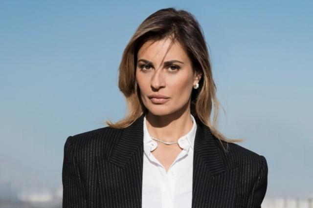 Festival del Cinema di Venezia, ecco la madrina Sveva Alviti nel tradizionale shooting in riva al mare