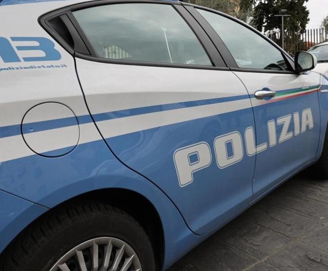 Genova,  spara ai piccioni con una pistola ad aria compressa, ma colpisce un'auto e ferisce una donna