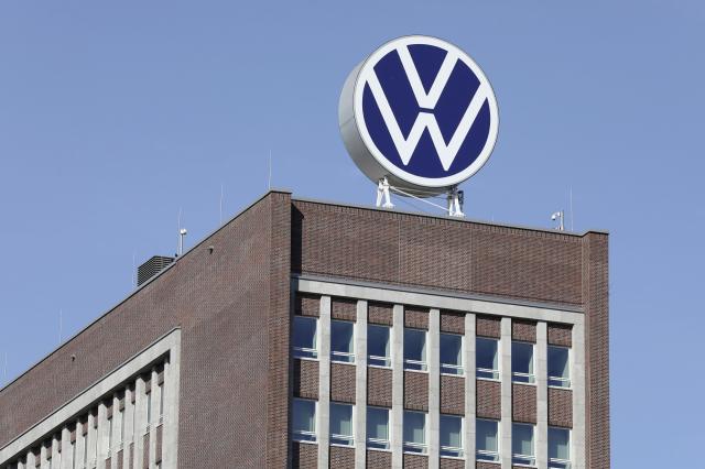 Volkswagen verso chiusura di uno stabilimento in Germania, prima volta nelle storia, pesa transizione green; obiettivo riduzione costi per &euro; 10 mld