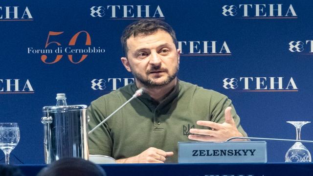 Zelensky, scaduto ad aprile il suo mandato da presidente dell'Ucraina, in prorogatio per le leggi marziali, Cremlino: "Valuteremo legittimit&agrave; a maggio"