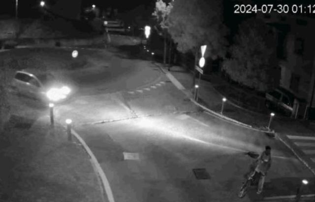 Sharon Verzeni, Moussa Sangare filmato in bici 22 minuti dopo l'omicidio mentre "scappa verso casa e si nasconde dai passanti" - VIDEO