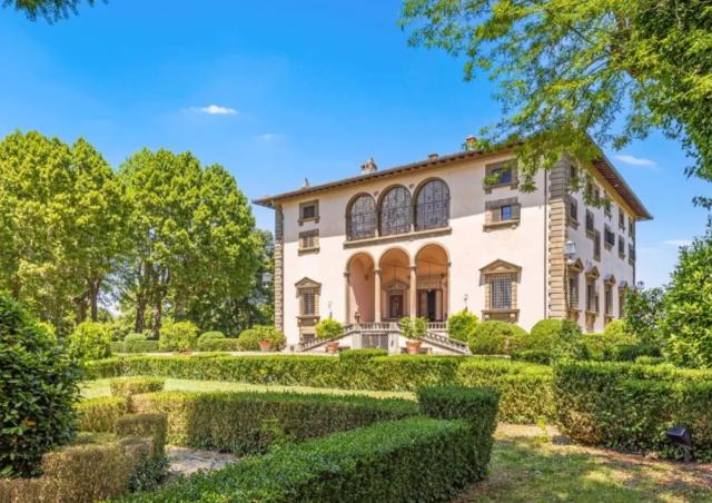Villa Agnelli Piaggio vendita 16 milioni euro tenuta residenza 400 ettari Montopoli Val D'Arno Varramista