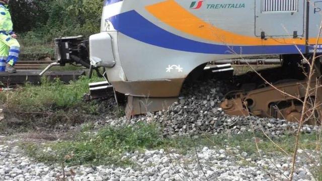 Incidente ferroviario Milano, treno merci deraglia alla stazione di Greco e urta un convoglio, un ferito e ritardi