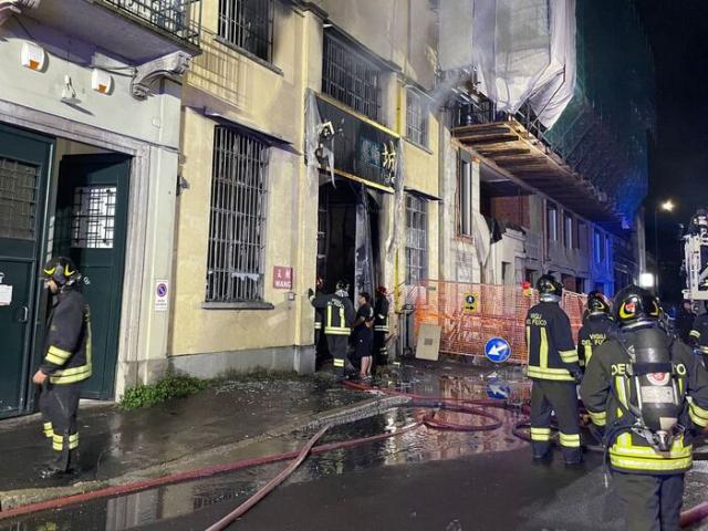 Milano, incendio in un emporio cinese, morti 3 ragazzi di 17, 19 e 24 anni, i corpi ritrovati in bagno, l'ipotesi del rogo doloso