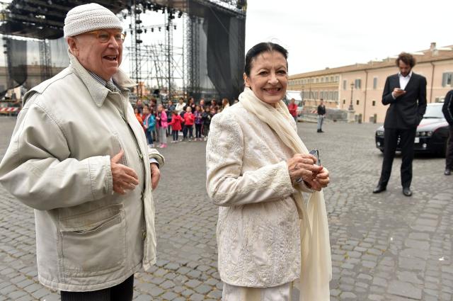 Addio a Beppe Menegatti, morto il marito di Carla Fracci e regista teatrale, era ricoverato da giorni, aveva 95 anni