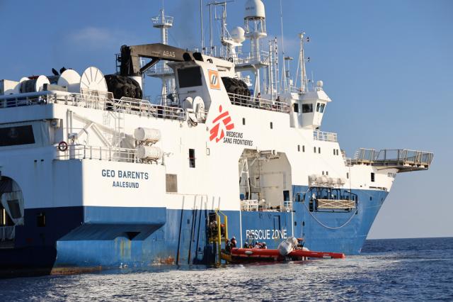 Genova, la Geo Barents &egrave; arrivata in porto, pronti a sbarcare 205 migranti soccorsi al largo della Libia