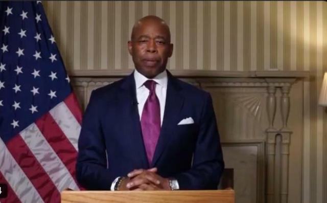 Eric Adams incriminato per reati federali, sindaco dem di New York accusato di corruzione: "Donazioni illegali prima delle elezioni"