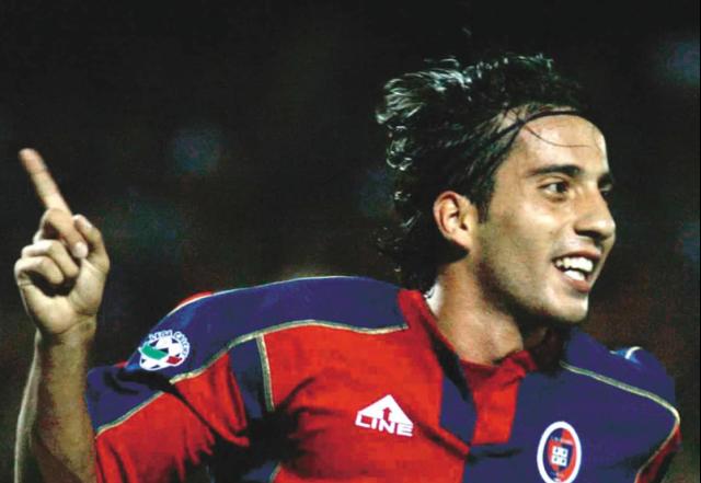 Andrea Capone, ex calciatore del Cagliari trovato morto in hotel con una ferita alla testa: caduto dalle scale, aveva 43 anni