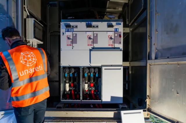 Siemens e Unareti insieme  per una distribuzione elettrica sostenibile, installato il primo quadro isolato in gas privo di SF6