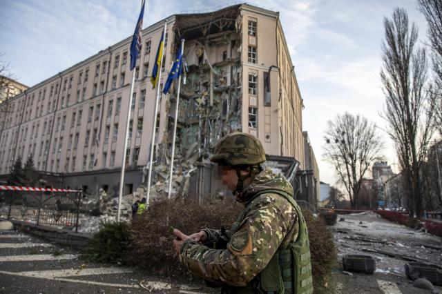 Ucraina, Zelensky scaricato dai soldati: "Basta combattere, vogliamo negoziare, se gli Usa chiudono il rubinetto &egrave; finita"