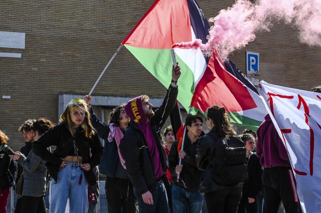 Corteo pro Palestina Roma, 1500 agenti per reprimere i manifestanti, controlli in autostrada e sui treni, attesi in 40mila