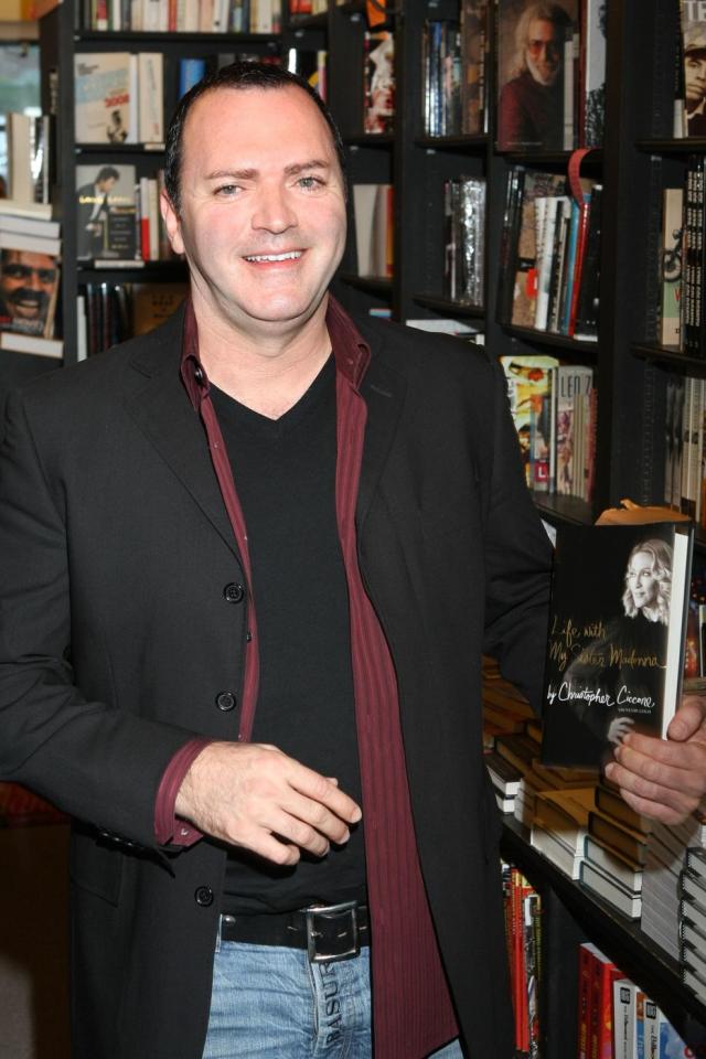 Addio a Christopher Ciccone, morto per turbo cancro a 63 anni il fratello minore di Madonna, un anno fa il decesso del maggiore Anthony per tumore alla gola