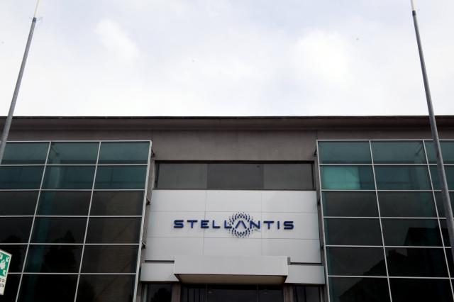 Stellantis, concessionari contro Tavares, lettera a Von der Leyen: &ldquo;Crollo 44% vendita auto elettriche, rinviare 2027 limiti emissioni&rdquo; 