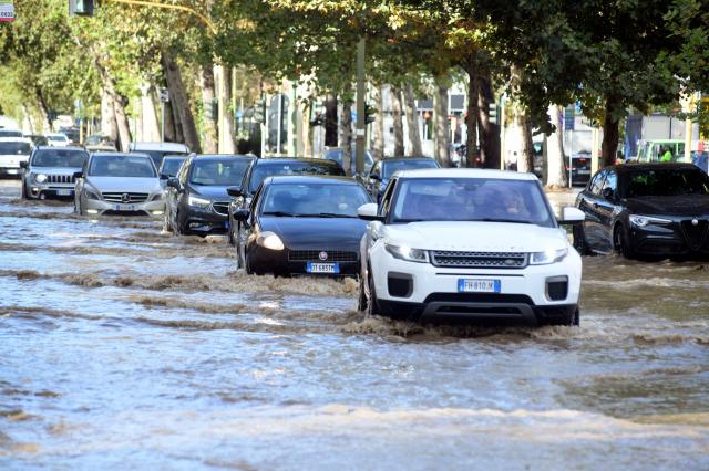 Maltempo al nord Italia, allerta rossa in Lombardia e Liguria e arancione in 7 regioni, arriva l'uragano Kirk
