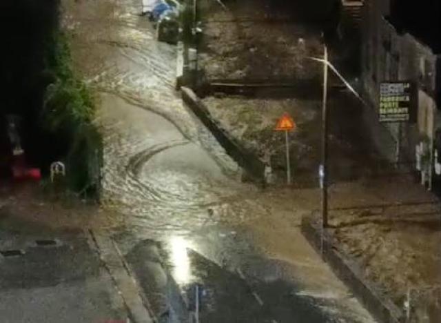 Genova, il maltempo provoca allagamenti e frane sulle strade principali, il Comune chiude tutte le scuole