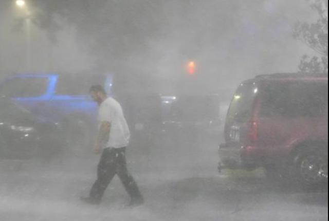 Uragano Milton in Florida, 2 milioni di residenti senza luce, morti e venti a 175 km/h, la tempesta scesa a categoria 1