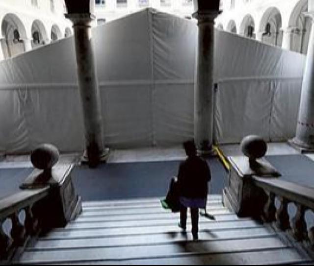 Genova, cerca di far entrare illegalmente un telefonino nel carcere di Marassi, denunciata una suora