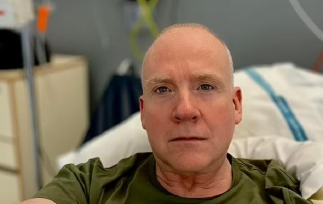 Larry Lowe, 54enne nord-irlandese affetto da neuropatia trigeminale dopo vaccino Covid Pfizer: "Ero in forma, seconda dose mi ha distrutto"