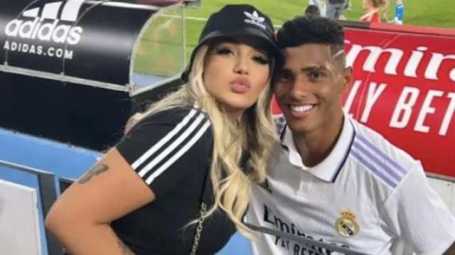 Il  noto calciatore brasiliano Vinicius Tobias si tatua il nome della futura figlia ma poi scopre che non &egrave; lui il padre