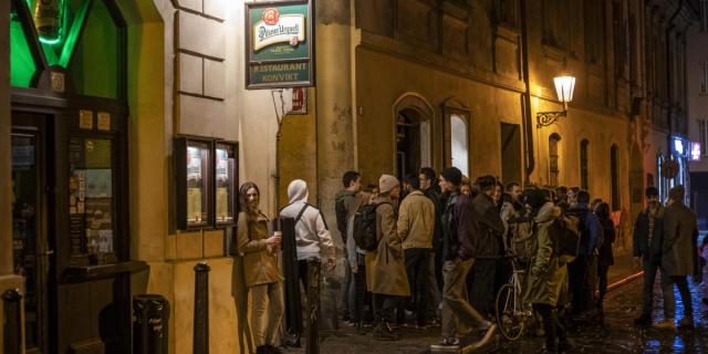 Praga vieta i tour notturni organizzati nei pub per il troppo rumore e la presenza di ubriachi 