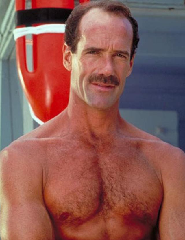 Addio a Michael Newman, morto l'attore di Baywatch per "complicanze cardiache legate al morbo di Parkinson&rdquo;, aveva 68 anni