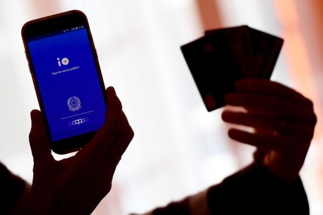 Portafoglio digitale per l&rsquo;app IO, in arrivo sullo smartphone dal 23 ottobre con patente, tessera sanitaria e carta europea disabilit&agrave;