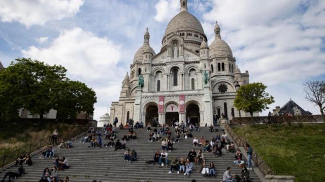 Parigi, la storica bocciofila di Montmartre sgomberata per far posto al giardino di  un hotel 5 stelle