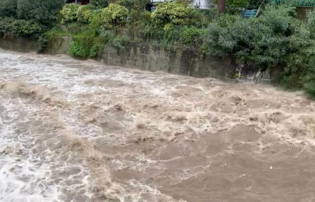 Arenzano, rio esonda e si porta via un'automobile con a bordo un uomo che adesso risulta disperso