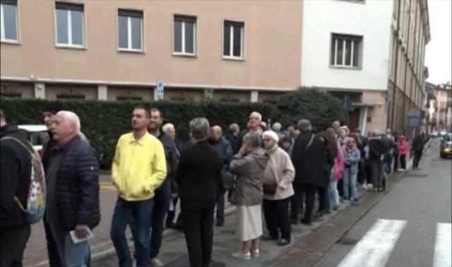 Open day vaccini Covid, torna l'allarmismo, a Vicenza 397 persone in fila per farsi inoculare, 230 per l'antinfluenzale