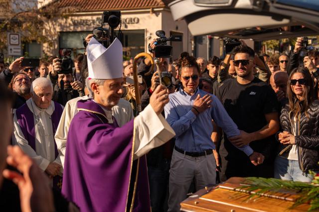 Matilde Lorenzi, folla ai funerali, dalla bara con angeli bianchi al dolore dei genitori: "Riposerai accanto al fratellino morto a 38 giorni"