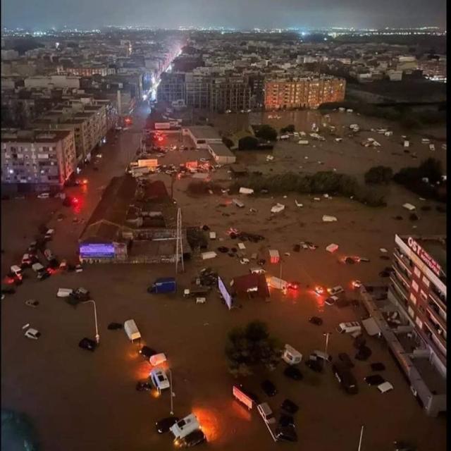 Alluvione Valencia, quasi 200 morti e 120mila sfollati, corpi nelle auto e nei garage, nuova allerta meteo nella regione