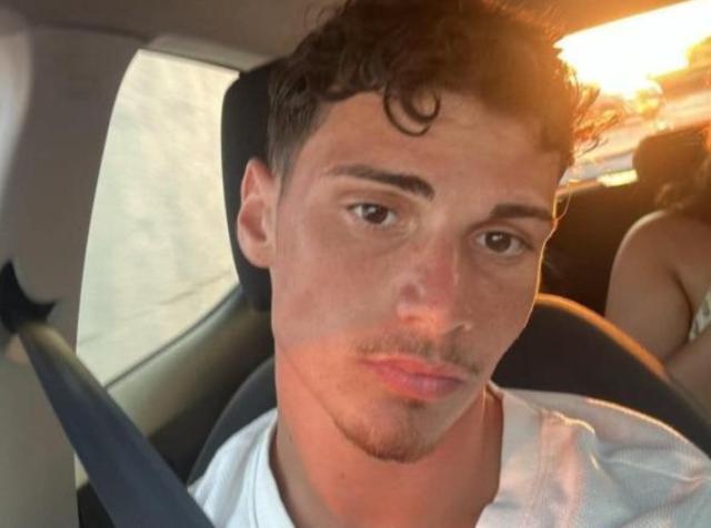 Santo Romano, chi &egrave; il "17enne che lo ha ucciso", le foto con il segno della pistola dopo l'omicidio, era appena uscito dal carcere