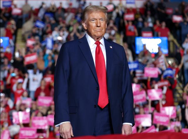 Assalto a Capitol Hill, giudice sospende il caso contro Trump, Fbi: "Sventato complotto dell'Iran per uccidere il tycoon"