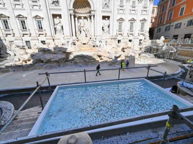 Fontana di Trevi, il giornale New York Post contro il restauro che ha trasformato il monumento in una 'piscina comunale' 