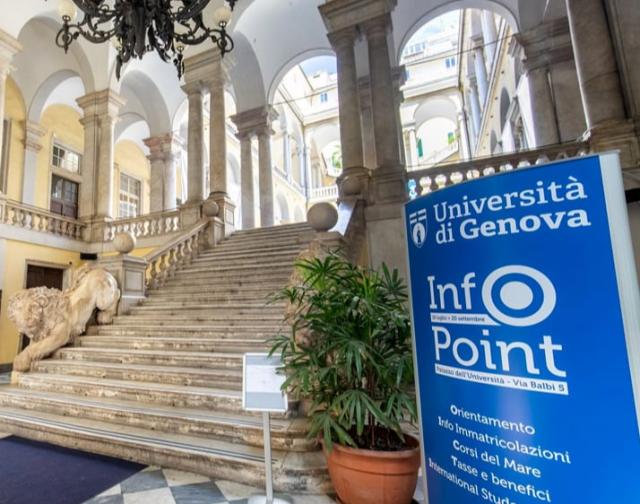 Genova, studentesse incatenate davanti all'Universit&agrave; per protesta, &ldquo;vogliamo lo sportello antiviolenza"