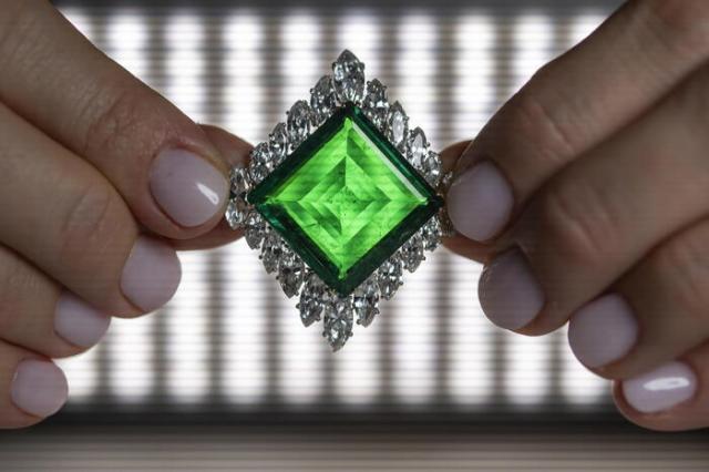 Asta record, lo smeraldo da 37 carati dell'Aga Khan battuto da Christie's a 9 milioni di dollari