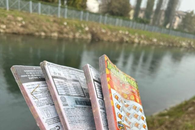 Gratta e Vinci, migliaia di biglietti finiti in un canale del Lodigiano e i cittadini tentano di recuperarli ...
