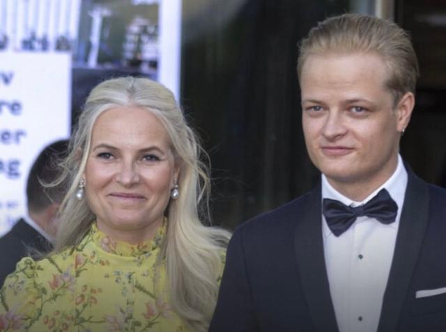 Mette-Marit, futura regina consorte di Norvegia con il figlio Marius Borg H&oslash;iby