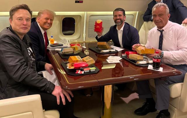 Trump, Musk e Kennedy: la curiosa foto con hamburger e coca cola...