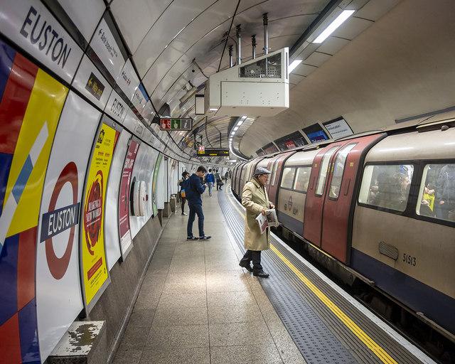 Londra, allarme bomba alla stazione di Euston, fatto detonare altro pacco sospetto davanti all'ambasciata americana