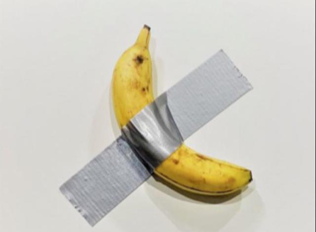 Banana di Cattelan venduta per 6,2 milioni di dollari e mangiata dall'acquirente: l'arte al tempo del nichilismo