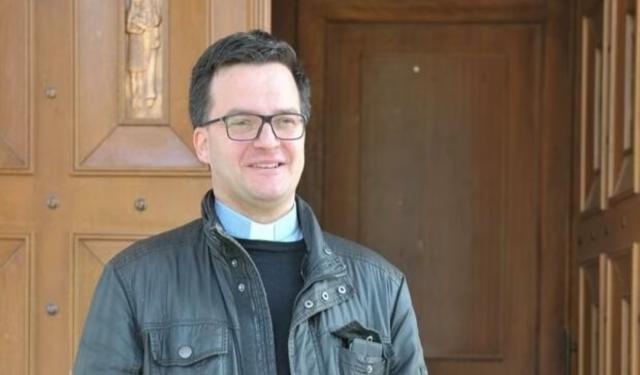 Vaccino Covid, il parroco Don Gazzelli fa la sesta dose "per proteggere i fedeli", ma dimentica confessione Aifa: "Sieri non prevengono l'infezione"