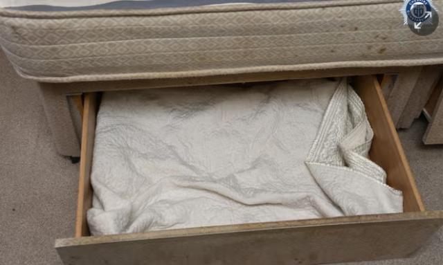 Uk, madre tiene la figlia nel cassetto del letto dalla nascita ai tre anni, condannata a 7 anni, il giudice: "La bimba era una morta vivente"